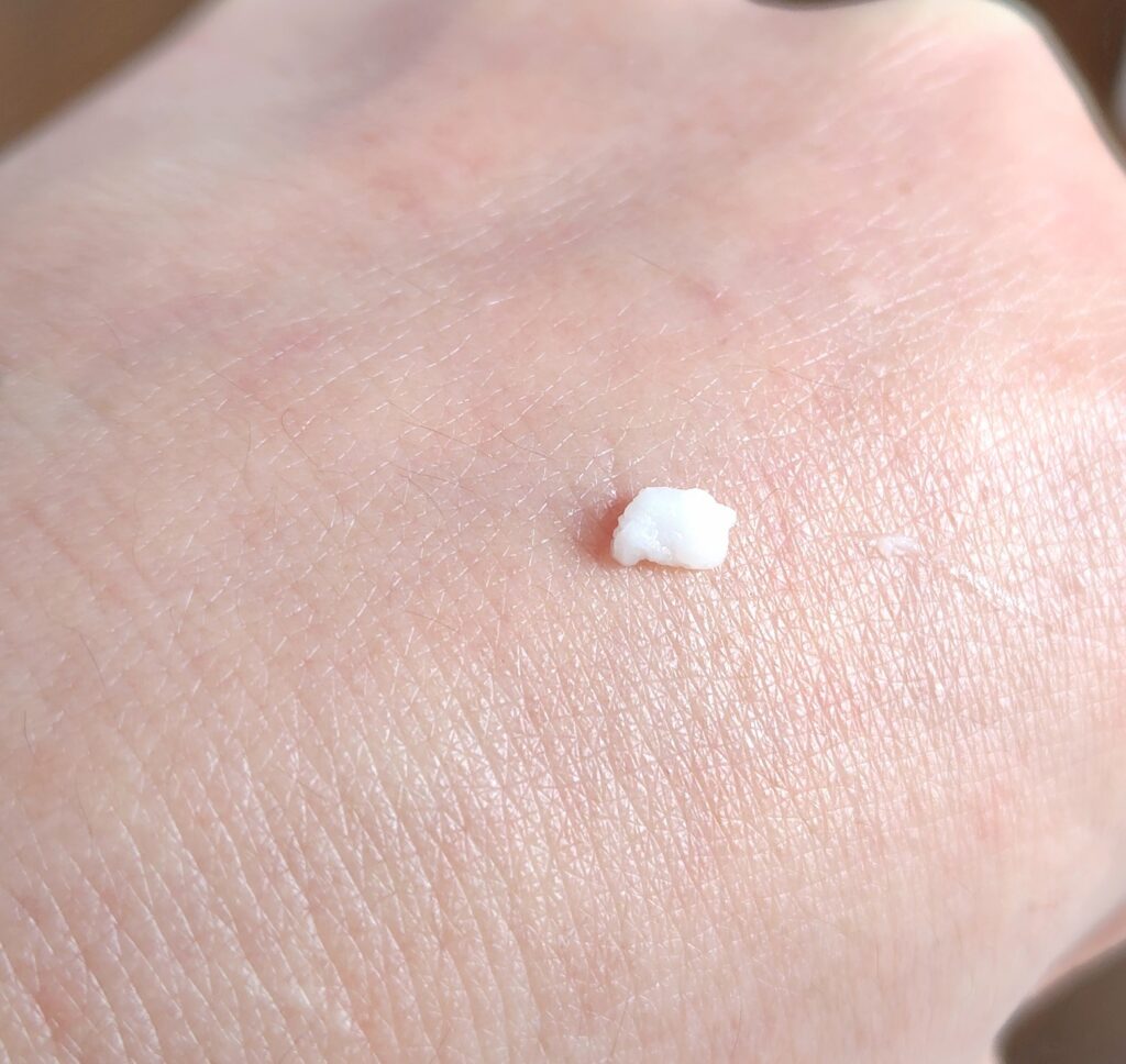 デメランクリーム・手の上